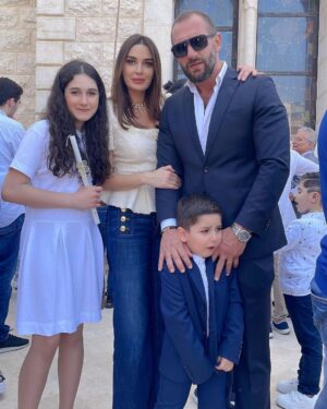 Cyrine Abdel Nour Instagram - من اصعب التصويرات تصوير العائلة يوم الشعنينة يعني الحمد الله طلعلنا صورة للذكرة بعد جهد جهيد مع الاولاد وخاصةً كريستيانو فقعلي قلبي 😤 شوفو الصور بتعرفو شو قصدي !!! 
 المهم #شعنينة_مباركة لكل يللي شعننو اليوم 🕊
