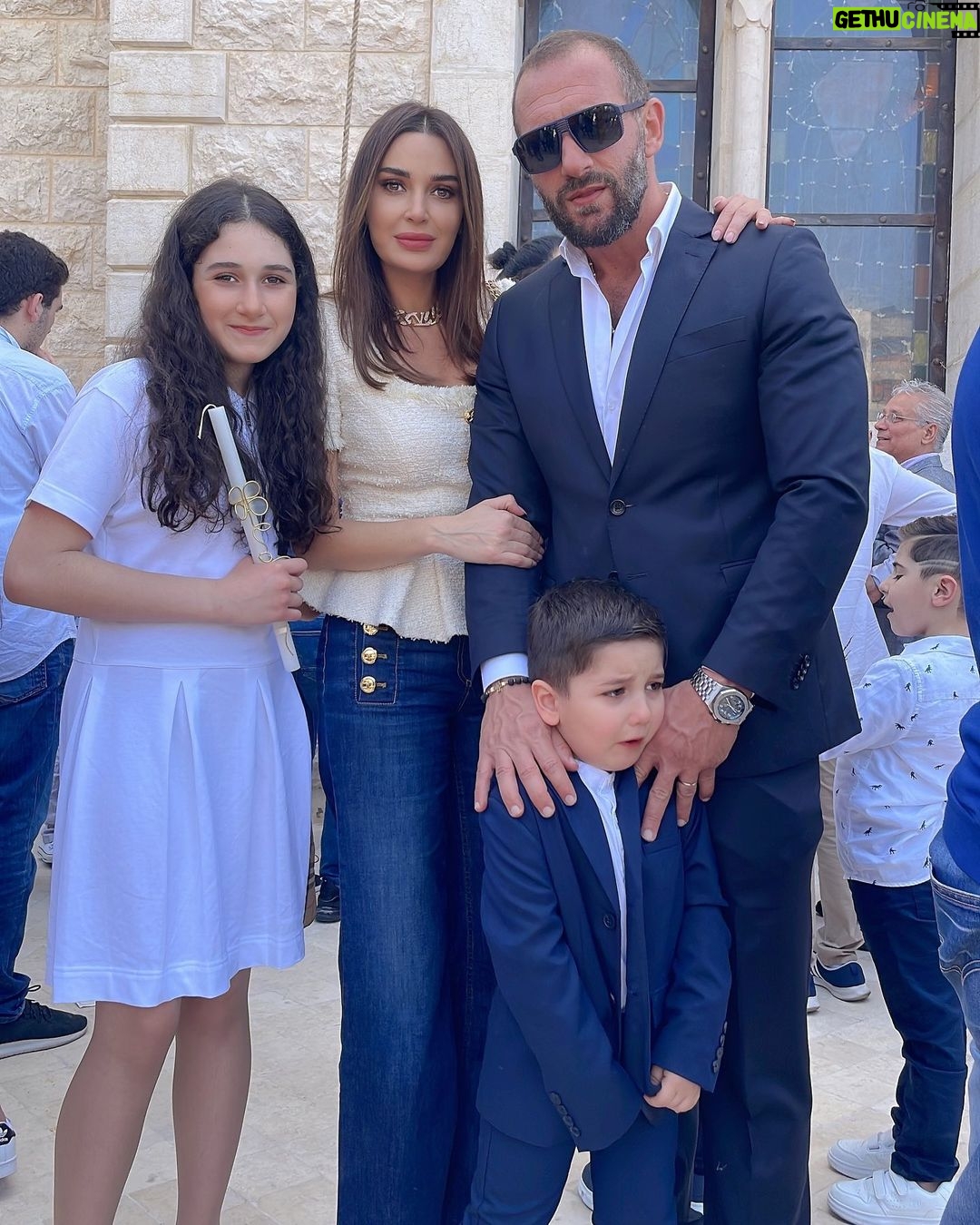 Cyrine Abdel Nour - 453.1K Likes - من اصعب التصويرات تصوير العائلة يوم الشعنينة يعني الحمد الله طلعلنا صورة للذكرة بعد جهد جهيد مع الاولاد وخاصةً كريستيانو فقعلي قلبي 😤 شوفو الصور بتعرفو شو قصدي !!!
المهم #شعنينة_مباركة لكل يللي شعننو اليوم 🕊