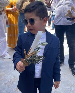 Cyrine Abdel Nour Instagram - من اصعب التصويرات تصوير العائلة يوم الشعنينة يعني الحمد الله طلعلنا صورة للذكرة بعد جهد جهيد مع الاولاد وخاصةً كريستيانو فقعلي قلبي 😤 شوفو الصور بتعرفو شو قصدي !!! 
 المهم #شعنينة_مباركة لكل يللي شعننو اليوم 🕊