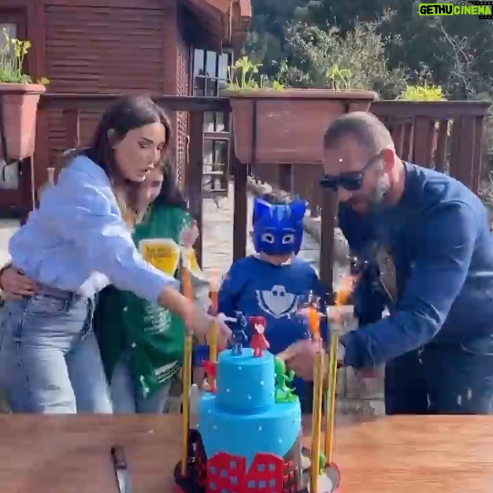 Cyrine Abdel Nour Instagram - وصارو ٤ سنين ما عم صدق كيف قطعوا الله يحميلي ياكن ويحمي ولاد الناس كلها 💙 #كريستيانو_رحمة #سيرين_عبدالنور #cyrineabdelnour #love #family Tanit Venue