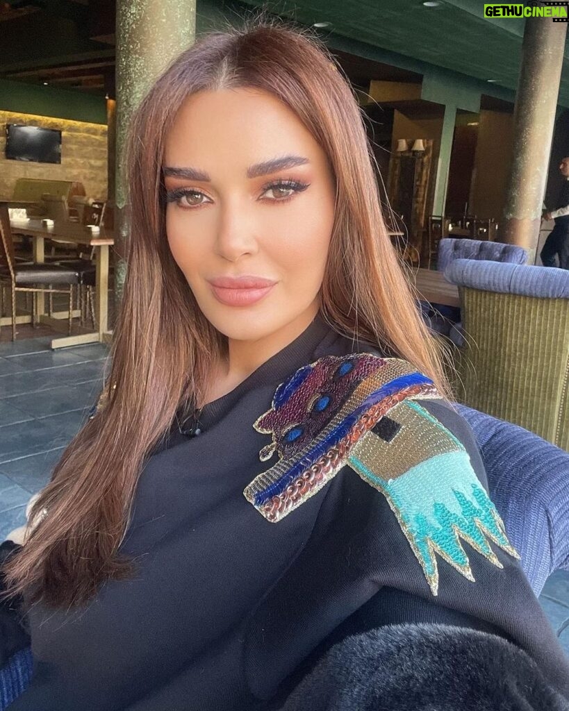 Cyrine Abdel Nour Instagram - ستصل يوماً للنضج الذي يجعلك ترفض التعلق بعلاقة مؤقته او صداقة باردة او جدال أحمق او التعلق بالزائفين . ‫#سيرين_عبدالنور‬ 💙 #cyrineabdelnour #selfie #love Lebanon