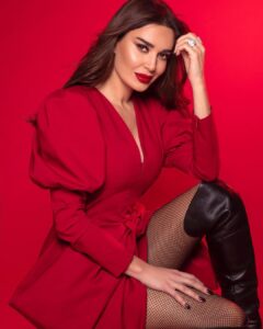 Cyrine Abdel Nour Instagram - سوى بليلة عيد الميلاد #نور_العيد #سيرين_عبدالنور @lbcilebanon #merrychristmas #cyrineabdelnour 🎄🎅🏼🤶🏻 #love ❤️ Lebanon