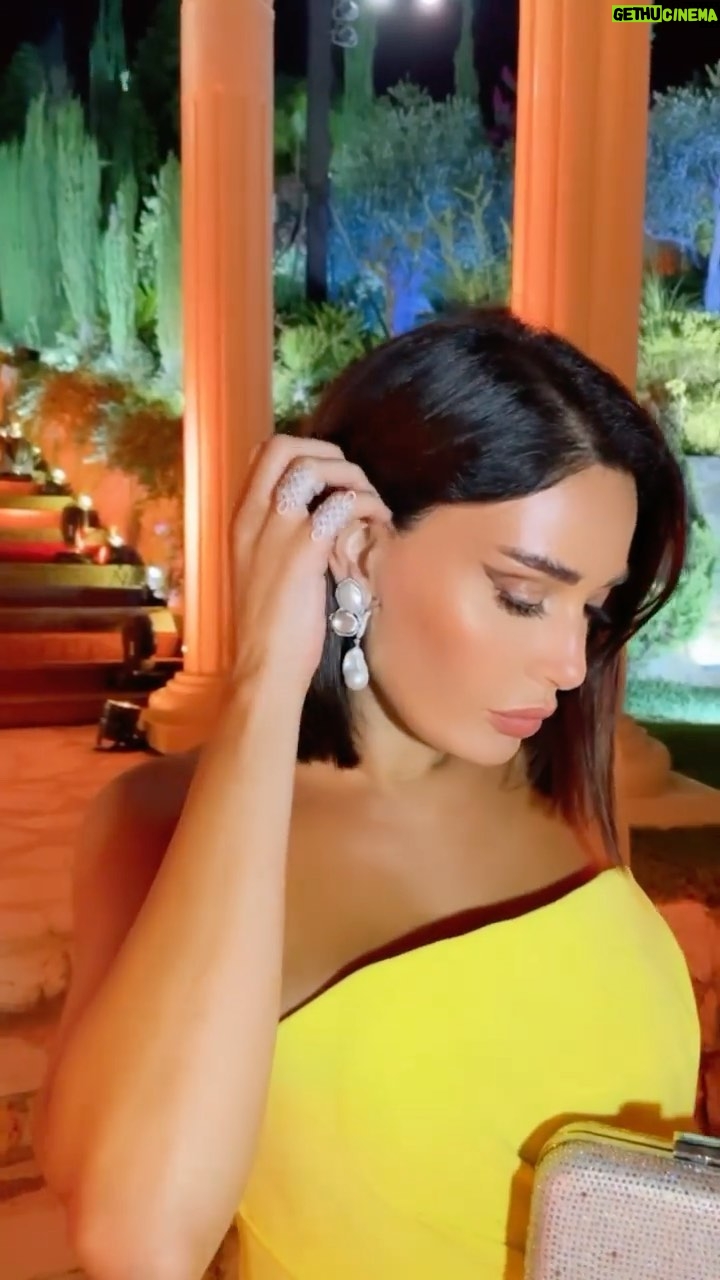 Cyrine Abdel Nour Instagram - من سهرة فرح المصمم انطوان القارح رغم انو كان مشغول بتحضيرات العرس اصر يصمملي فستاني شكراً انطوان 🙏💛 @antoinekarehcouture #سيرين_عبدالنور 💛💛💛 #Cyrineabdelnour