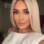 Cyrine Abdel Nour Instagram - شو رأيكن بعمل شعري اشقر ؟ #شمس 🌞🤭 #دور_العمر The_role #cyrine #barbie style Beirut, Lebanon