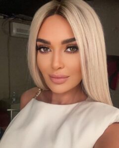 Cyrine Abdel Nour Instagram - شو رأيكن بعمل شعري اشقر ؟ #شمس 🌞🤭 #دور_العمر The_role #cyrine #barbie style Beirut, Lebanon
