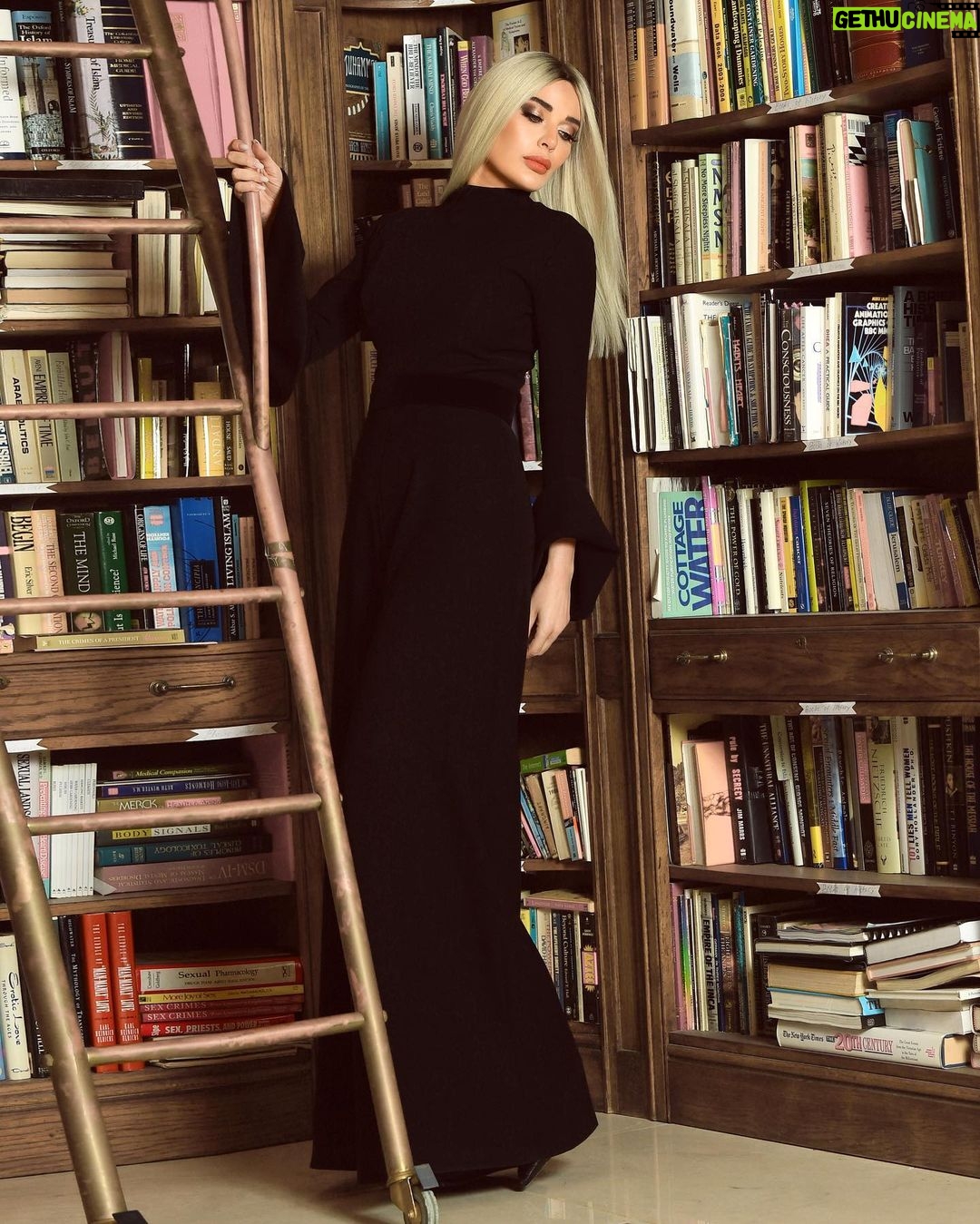 Cyrine Abdel Nour Instagram - من اكتر الشخصيات الصعبة يللي لعبتها واكثر وحدة اشتقتلها وناطرة مناطرة تصوير الجزء الثاني من #دور_العمر وانتو شو اكتر شخصية حبيتوني فيها من الشخصيات يللي قدمتها ؟ #سيرين_عبدالنور #cyrineabdelnour @shahid.vod Beirut, Lebanon
