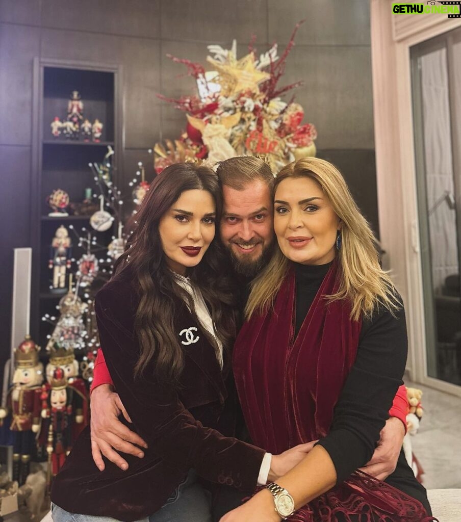 Cyrine Abdel Nour Instagram - Family turns Christmas moments into memories #cyrineabdelnour #merrychristmas العائلة تحول لحظات عيد الميلاد إلى ذكريات #سيرين_عبدالنور #ميلاد_مجيد 🤍 Lebanon