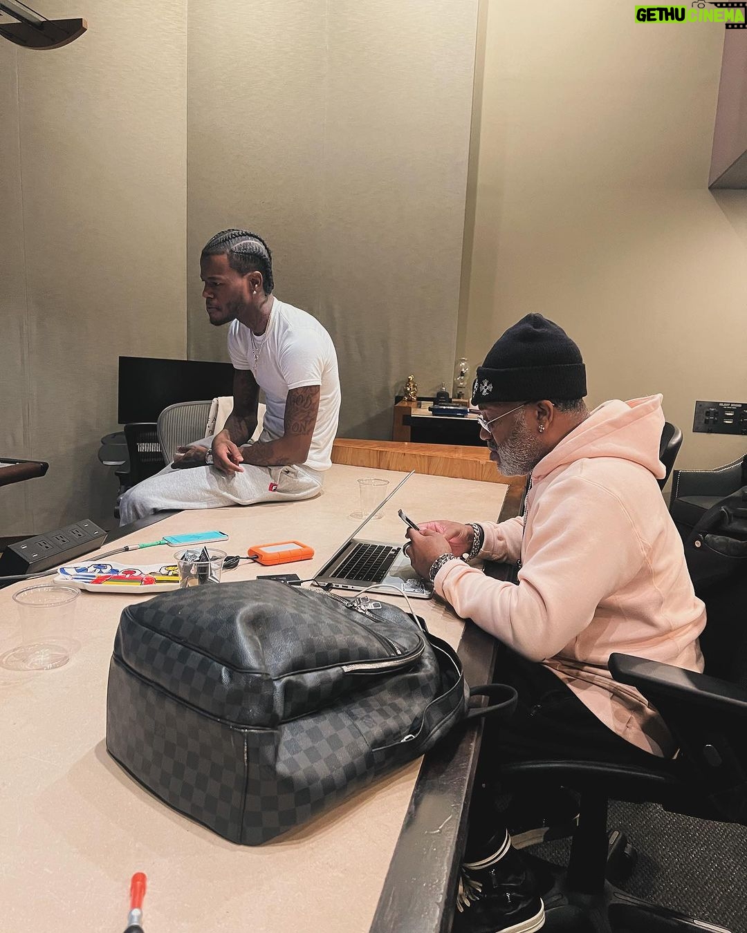 D.C. Young Fly Instagram - Gettin a musical history lesson from @troytaylorttu π @domani cold wit this music shit @seddyhendrinx is in his bag πͺπΎπͺπΎ #NoDayzOff #MusicHustle
