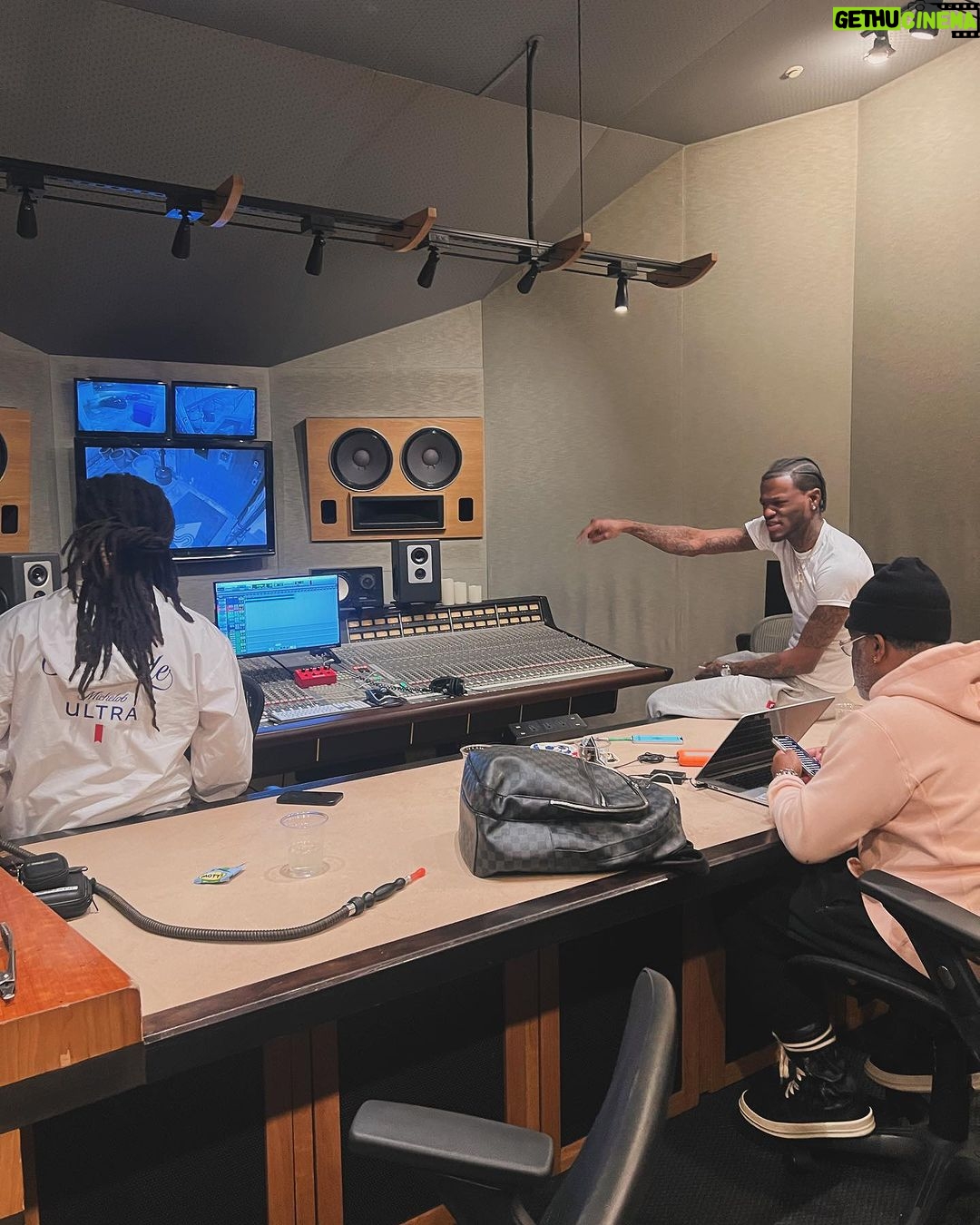 D.C. Young Fly Instagram - Gettin a musical history lesson from @troytaylorttu π @domani cold wit this music shit @seddyhendrinx is in his bag πͺπΎπͺπΎ #NoDayzOff #MusicHustle