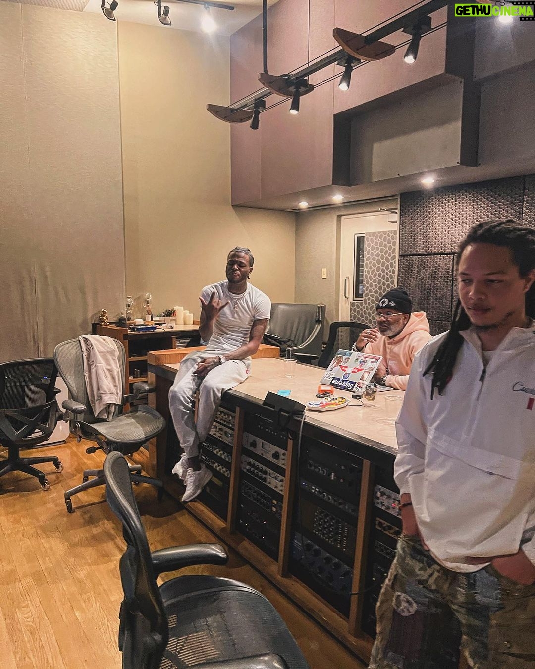 D.C. Young Fly Instagram - Gettin a musical history lesson from @troytaylorttu π @domani cold wit this music shit @seddyhendrinx is in his bag πͺπΎπͺπΎ #NoDayzOff #MusicHustle