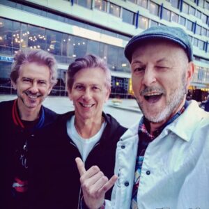 Ник Черников Instagram - Нашел фотографию из далекого будущего. Там у меня все хорошо, мы с Юркисом и Владимиром лучшие друзья, на фото - тридцатая годовщина нашей дружбы.