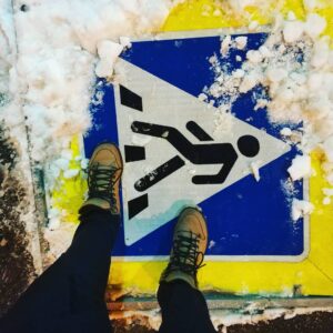 Ник Черников Instagram - Кажется я наконец-то понял, что означает этот дорожный знак: ходить нужно на боку, люди, очнитесь! #знаки #судьбы #пешеход #набоку