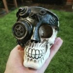 Ник Черников Instagram - Приобрел себе такого вот Йорика, никак не могу понять, кого же он мне напоминает?) #бедныййорик #ravanna #череп #стимпанк