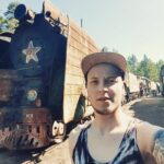 Ник Черников Instagram - Ездили смотреть локацию для нового клипа #ravanna на кладбище паровозов! Советский стимпанк существует! Финский Залив Лебяжье