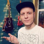 Ник Черников Instagram - Думаю, как жить дальше без инстаграма( Жалко, что не работает больше, даже фотку с новой гитарой не залить( #fenderalkalinetrio