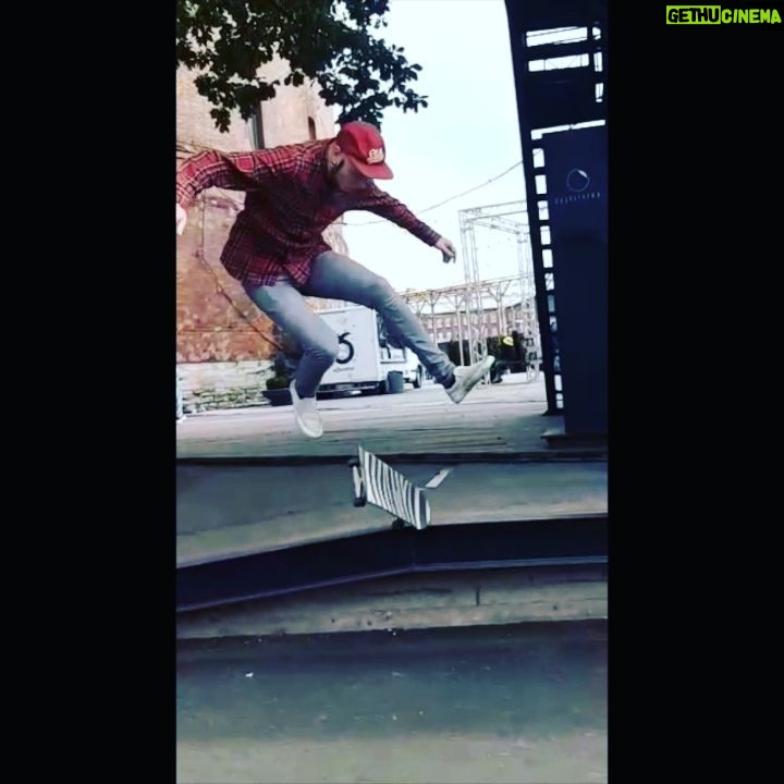 Ник Черников Instagram - Пытался сделать это несколько дней: 50x50 varial kickflip / no comply big heelflip. Оператор от Бога @november_fog Планетарий 1