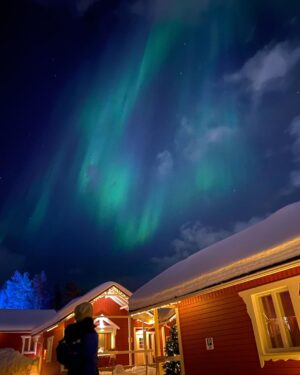 Déborah François Instagram - Northern lights 🌟

Hier j’ai réalisé un rêve, voir des aurores boréales depuis le cercle arctique. Une beauté à couper le souffle, j’en suis restée sans voix. …Et presque convaincue de l’existence des fées. 

Ps: images sans filtres et prises simplement depuis mon téléphone (en vrai c’est encore mieux mais j’avoue que je tremblais un peu d’émotion ☺️)