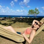 Déborah François Instagram - …comme l’impression qu’il va falloir rentrer à un moment mais… on verra après un cocktail… ou deux. Ou… 🇯🇲🏝️🙈