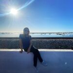 Déborah François Instagram - Commencer l’année en bleu et en famille 🌊🪁 📸 @francoisterry