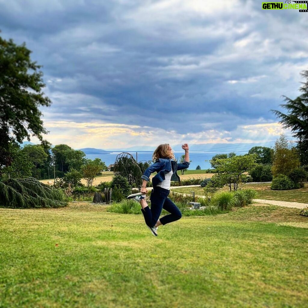 Déborah François Instagram - Jumpin shoot #PaulineGrandeurNature 🌳💚 Réal @nadegedebe Prod @box_productions Lausanne - Switzerland