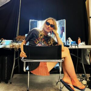 Déborah François Instagram - Back at work 🤘🎬🩴
#gunsnroses #paulinegrandeurnature