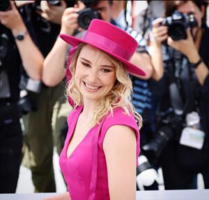 Déborah François Instagram - Pink lady 💕 @festivaldecannes 

👚 @liinasteinofficial 
Stylisme @gayanee_pierre 
💇‍♀️ @franckprovostparis @emma_guerri_ 
💄 @odilejimenezmua