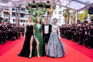 Déborah François Instagram - Mouton Noir sur le tapis rouge du @festivaldecannes 💕 

Un moment fort que j’ai adoré partager avec mes fantastiques actrices et acteur @vanillelehmann @ludmillamakowski @jeremygillet 

Immense merci @artistesadami @dacp_films @pictanovo @le_cnc @sacem @bienoubienprod @umediaproduction @francetelevisions 

👗 @julienfournie 
Style @gayanee_pierre 
💎 @korloffparisofficial 
💁‍♀️💄 @franckprovostparis 

📸  Thomas Bartel - Adami