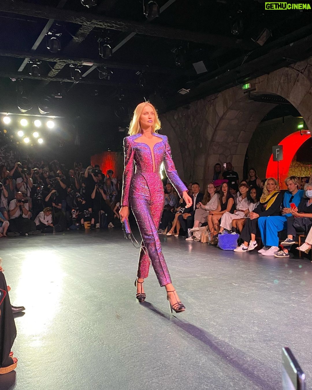 Déborah François Instagram - Merci @julienfournie pour ton amitié renouvelée et de nous avoir à nouveau enchantées avec cette collection de rêve ✨ @gayanee_pierre @vanillelehmann et moi nous avons retrouvés des yeux d’enfant 💕 #premièrescréatures #pfw22 #pfw