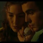 Déborah François Instagram – 🔥Mon premier film en tant que scénariste 📝🤗 

Si heureuse et fière de pouvoir vous partager les premières images de Mi Soledad Tiene Alas !!! J’ai aimé chaque moment passé à penser cette histoire, chaque instant passé en répétition et sur le plateau avec cette équipe et ces comédiens magiques 🥰

🔥 Mi primera peli como guionista 📝🤗

Tan feliz y orgullosa de poder compartir con vosotros el primer tráiler de @misoledadtienealas_pelicula !!! Me encantó cada momento que pasó imaginando esa historia, cada instante de los ensayos, el tiempo pasado en el plató con ese equipo y esos actores mágicos 🥰 

Dirigido por @mario_houses 
Con @oscar_casas_ @candelacuore @donfaarid 

Producido por @nostromopictures @warnerbrosspain 

Un abrazo grandísimo a mi equipo de chicas #girlboss @claaudiaarodriguez @juliaferroig @meriuei74 @thaisrodbas