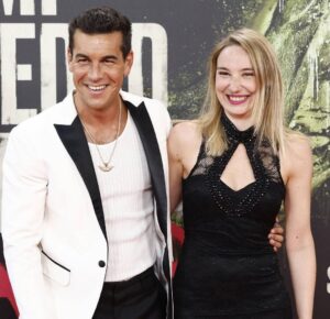 Déborah François Instagram - Une des avant-premières les plus émouvantes que j’aie pu vivre jusqu’à présent. Revoir cette équipe et découvrir notre scénario sur grand écran. Admirer ces jeunes acteurs que j’ai tant couvé du regard et qui prennent maintenant leur envol avec tant de force me rend si fière que je n’ai pas les mots… Pour une scénariste c’est un comble, mais ça passera. Les images, elles, vont rester. A partir d’aujourd’hui le film va voler de ses propres ailes, celles qu’on a mis dans le titre et celles qu’on a dû inventer. Et je me sens comme une maman un jour de première rentrée scolaire, le cœur au bord des yeux. La solitude au bout des ailes.

🪽🪽🪽