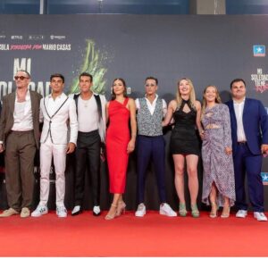 Déborah François Instagram - Une des avant-premières les plus émouvantes que j’aie pu vivre jusqu’à présent. Revoir cette équipe et découvrir notre scénario sur grand écran. Admirer ces jeunes acteurs que j’ai tant couvé du regard et qui prennent maintenant leur envol avec tant de force me rend si fière que je n’ai pas les mots… Pour une scénariste c’est un comble, mais ça passera. Les images, elles, vont rester. A partir d’aujourd’hui le film va voler de ses propres ailes, celles qu’on a mis dans le titre et celles qu’on a dû inventer. Et je me sens comme une maman un jour de première rentrée scolaire, le cœur au bord des yeux. La solitude au bout des ailes.

🪽🪽🪽