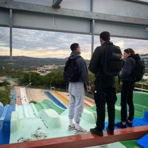Déborah François Instagram - Equipo @misoledadtienealas_pelicula ¡¡ LISTOS !! 🫡  D-2

Hay cosas que no se pueden romper. Ellos están en mi 🧡 para siempre. Pienso mucho tb en todo el resto de nuestros colegas del equipo: me dieron alas durante el viaje 🙏 

¿ya tienes tus billetes para este finde?