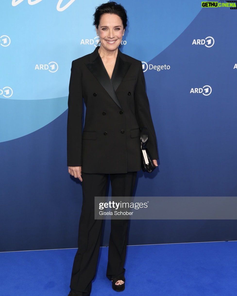 Désirée Nosbusch - 1.6K Likes - @ard_degeto
Merci für einen schönen Abend! #ardbluehour #Berlinale2023 #derirlandekrimi @goodfriendsfilm