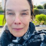Désirée Nosbusch Instagram – Nun hat’s mich auch erwischt! Nach 2,5 Jahren…ich dachte schon fast, ich wäre immun…die ‘Einschläge’ kamen so nah und ich blieb immer verschont…bis jetzt: Corona hat mich bei voller Fahrt ausgebremst. Es gibt sicherlich schlimmeres als seine Quarantäne in Irland verbringen zu müssen. Glück im Pech. Passt bitte weiterhin auf Euch auf! Der Spuk ist noch lange nicht vorbei. #masketragenumanderezuschützen #covid_19 #wearmasks😷 Dublin, Ireland