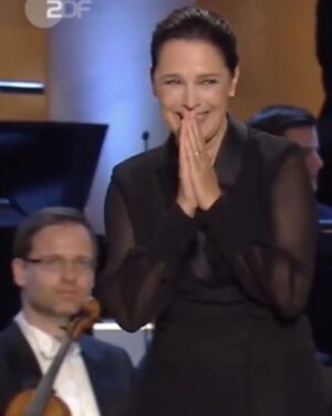 Désirée Nosbusch Instagram - Danke an alle Künstler und Künstlerinnen und an das wunderbare Publikum im Konzerthaus Berlin für einen unvergesslichen Abend! #OpusKlassik22 @opusklassik @zdfmediathek @petra_seibold_seibstyle @vesnabiscan_