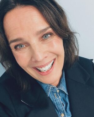 Désirée Nosbusch Instagram - Noch 2 Drehtage, dann sind die Folgen 9 und 10 vom IRLAND KRIMI abgedreht. Es ist immer auch ein bisschen traurig. Ich liebe dieses Land und seine Menschen. Und unser Team ist mir sehr ans Herz gewachsen. Aber jetzt wünsche ich Euch allen einen guten Tag und danke Euch dafür, dass Ihr mich so unterstützend begleitet! 
@ard_degeto @goodfriendsfilm #derirlandkrimi