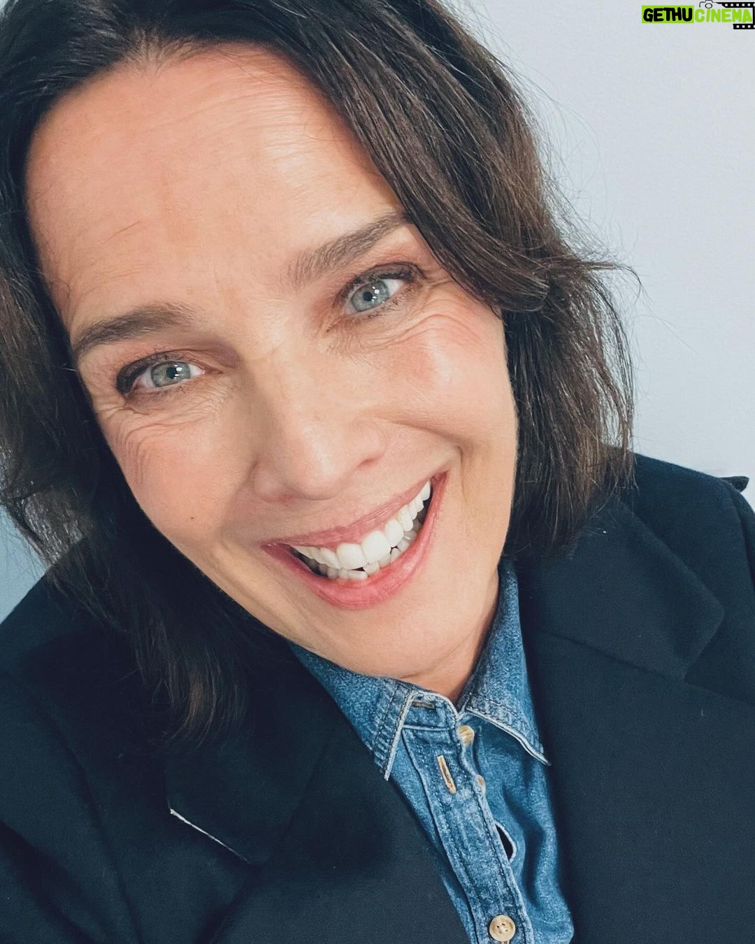Désirée Nosbusch - 1.7K Likes - Noch 2 Drehtage, dann sind die Folgen 9 und 10 vom IRLAND KRIMI abgedreht. Es ist immer auch ein bisschen traurig. Ich liebe dieses Land und seine Menschen. Und unser Team ist mir sehr ans Herz gewachsen. Aber jetzt wünsche ich Euch allen einen guten Tag und danke Euch dafür, dass Ihr mich so unterstützend begleitet!
@ard_degeto @goodfriendsfilm #derirlandkrimi