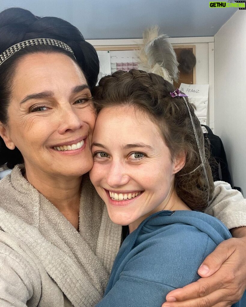 Désirée Nosbusch Instagram - It is a wrap for EH Sophie! Thank you to the most wonderful cast and crew! I will miss you ❤️@jannik.schuemann @dominique_devenport @tanjaschleiff_official @david.korbmann #juliastemberger @paulinerenevier @giovanni_funiati #Lotte @sisi.rtl Rundale Palace