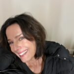 Désirée Nosbusch Instagram – Week 6 ✅ Have a wonderful and safe weekend everyone 💓 #derirlandkrimi #cathrinblake Bray, Ireland