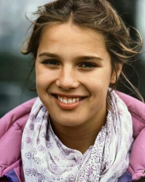 Désirée Nosbusch Instagram - Ich habe heute Autogrammpost gemacht und danke Euch allen sehr für Eure schönen Briefe und Erinnerungen! Dieses Bild war auch dabei…. 1979!  Happy Sunday 🙏🏻