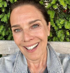 Désirée Nosbusch Instagram - Moin moin ! Freue mich so sehr auf CONTI 2 und meine tollen Kolleg*innen. Auf geht’s in die Leseprobe. Habt einen guten Tag ☀️ @studio.hamburg.produktion @nathan_nill @malayatakeda @maximilianmundt