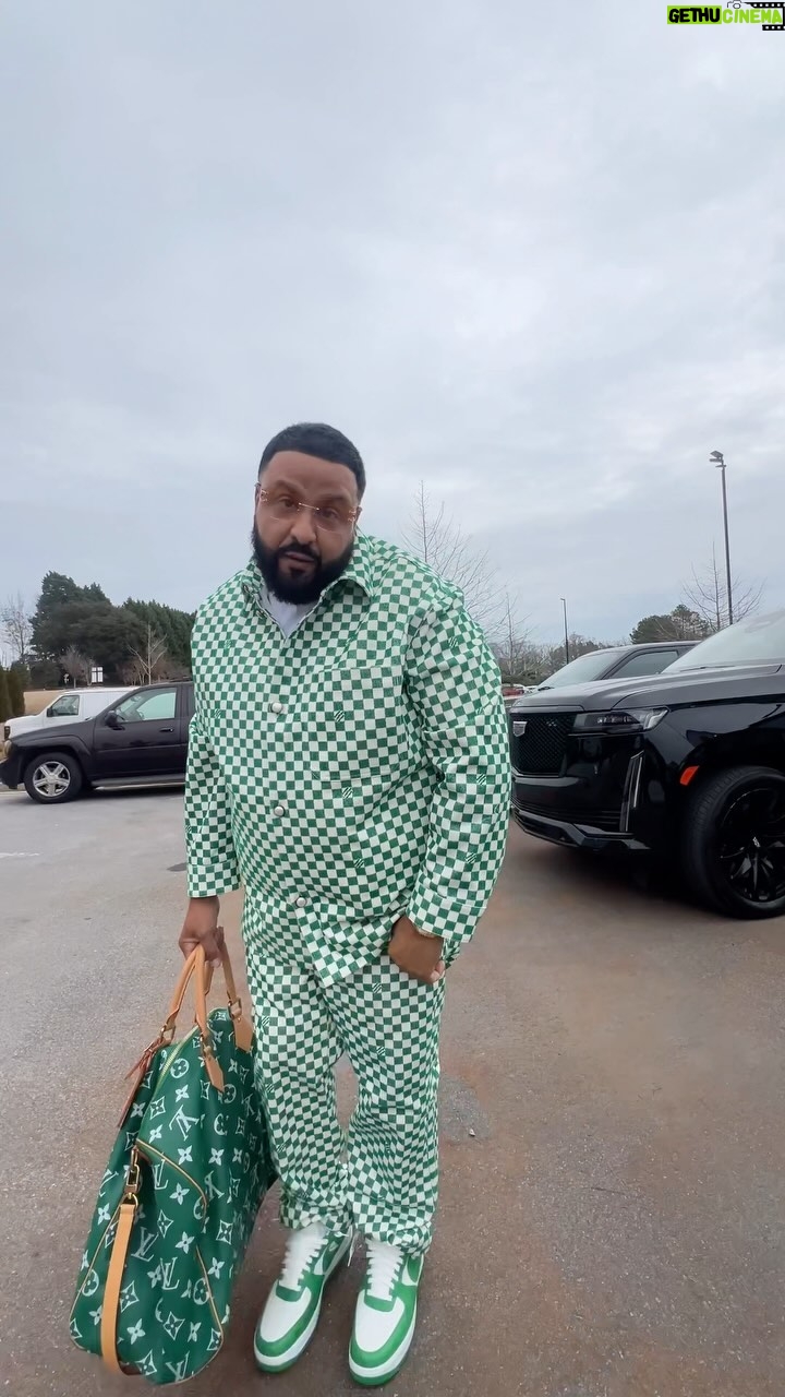 DJ Khaled - 256.9K Likes - Play my theme song⦠but before you do that
CALL ME GUMBY! BILLIβs BACK! Album in the works !
2 drakes on the new album and 1 ready to go PON YOUR BOMBOCLAAAT !!!!!!