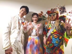DJ Koo Instagram - 紅白歌合戦バックヤードショット！！
ハマいく 生田絵梨花さん、濱家さん

三山ひろしさんとリョクシャカの穴見さん
待ち時間でも一生懸命話し掛けてくれるwノブコブ吉村さん！！

当日けん玉検定7級取得したタイムマシーン3号関さん、山本浩司さん

芸人さんチーム「KOOさん、まだ年明けてないですよ 」ナイスツッコミ

皆さんと良きご縁に超感謝 DO DANCE！！

 #紅白歌合戦
 #けん玉
 #ハマいく
 #生田絵梨花
 #濱家隆一 
 #三山ひろし
 #穴見真吾
 #吉村崇
 #タイムマシーン3号 
 #山本浩司
 #関太
 #DJKOO