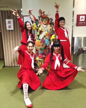 DJ Koo Instagram - ずっと会いたかったぁ！！新しい学校のリーダーズ
紅白のエンディング前に決めショットありがとう！！

彼女達の歌、パフォーマンス、アプローチ、本当大好きでずっと注目していました！！

実は昨年の「必殺仕事人」ではゲスト枠共演？をさせてもらってますw

今年は是非 DJでコラボ共演させてもらえたら嬉しみDO DANCEです！！

 #紅白歌合戦
 #新しい学校のリーダーズ
 #DJKOO