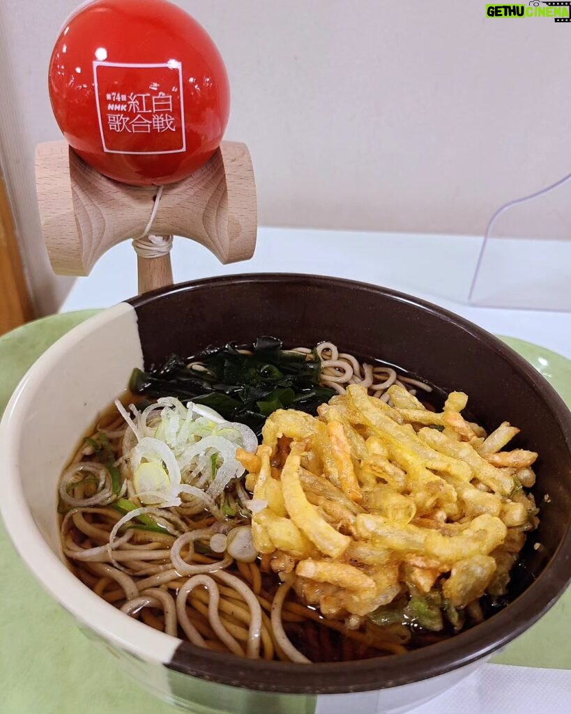 DJ Koo Instagram - 毎年恒例！！NHKの食堂でスタッフと一緒に年越しそば！！なんかこの大晦日のふとした時間好きです！！ 本番使用のけん玉も肌身離さずですw #NHK紅白歌合戦 #けん玉チャレンジ #DJKOO