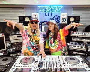 DJ Koo Instagram - マキちゃん！！12月31日！！
お誕生日おめでとう！！

今年は大黒摩季30周年のツアーファイナルで共演出来たこと！！ホント最高のステージが一緒に出来て心から感謝です！！

健康第一で益々の超大活躍を！！
ハピバ DO DANCE！！

熱くなれ！！

 #大黒摩季
 #DJKOO