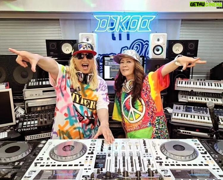 DJ Koo Instagram - マキちゃん！！12月31日！！ お誕生日おめでとう！！ 今年は大黒摩季30周年のツアーファイナルで共演出来たこと！！ホント最高のステージが一緒に出来て心から感謝です！！ 健康第一で益々の超大活躍を！！ ハピバ DO DANCE！！ 熱くなれ！！ #大黒摩季 #DJKOO