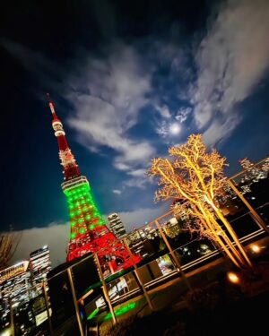 DJ Koo Instagram - 東京タワー & 今年最後の満月 #コールドムーン ！！
仕事で間に合わないってLINEしたら
娘が撮って来てくれました！！
今年も映え写真のご協力ありがとう DO DANCE！！

 #東京タワーライトアップ
 #DJKOO