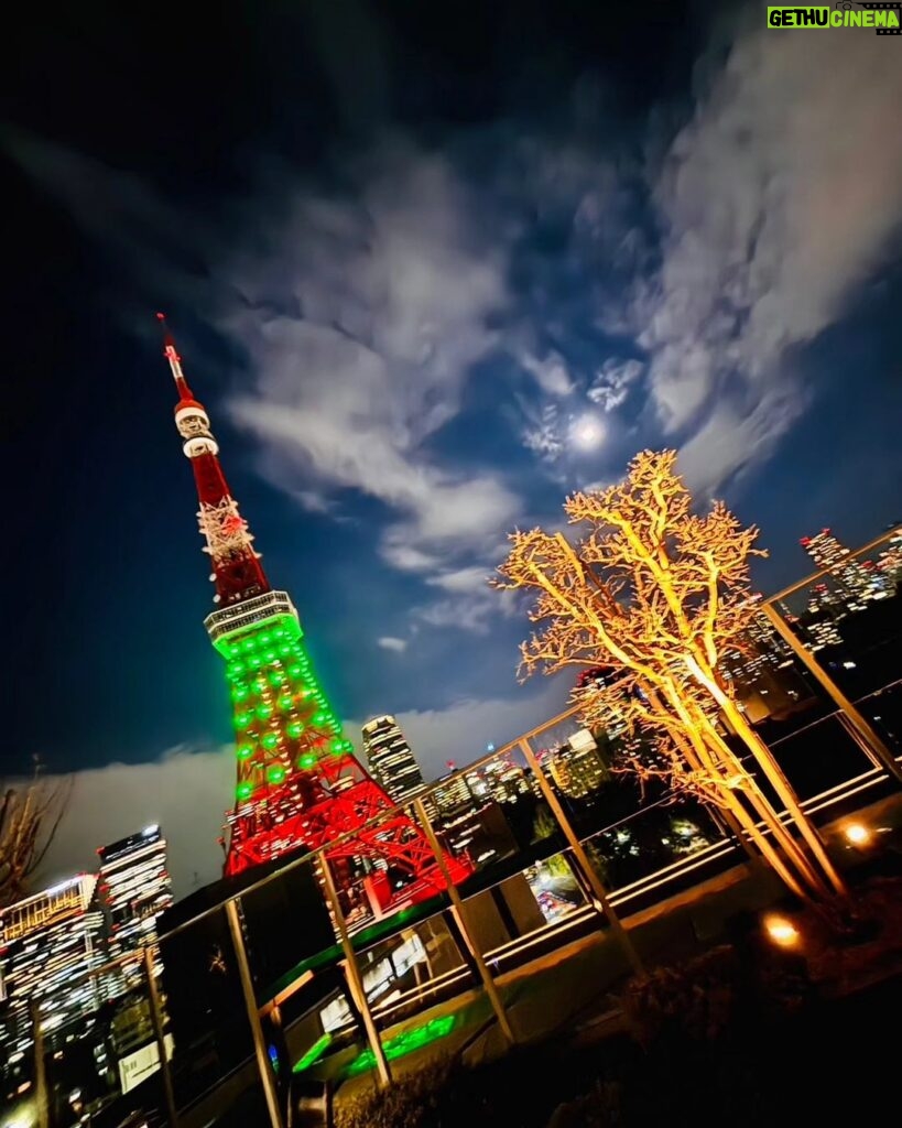 DJ Koo Instagram - 東京タワー & 今年最後の満月 #コールドムーン ！！ 仕事で間に合わないってLINEしたら 娘が撮って来てくれました！！ 今年も映え写真のご協力ありがとう DO DANCE！！ #東京タワーライトアップ #DJKOO