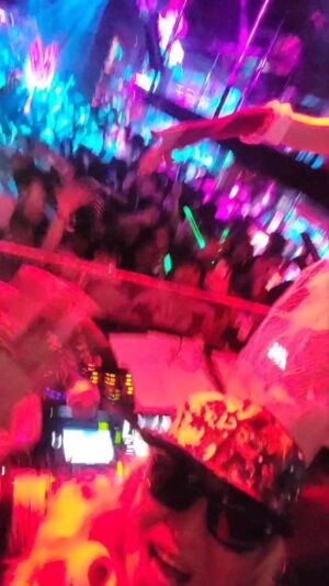 DJ Koo Instagram - さぁ！！2023年、今年も残り一週間を切りました！！
も～う、まだまだやるコト沢山あって～って人も居ると思いますが！！僕のDJで少しでも気分アガってもらえたらです！！

EZ DO DANCE ！！

 #TRF
 #DJKOO